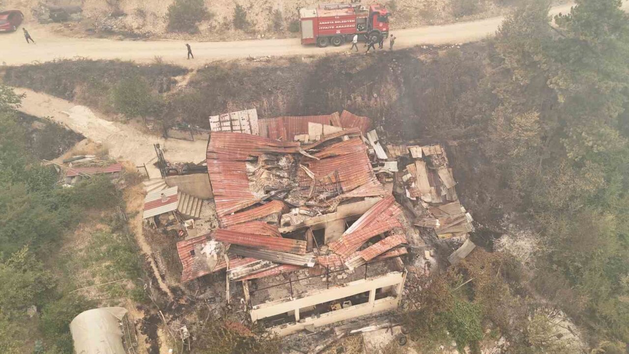 Karabük’teki orman yangınında zarar gören Kamış Köyü’ndeki evler dron ile