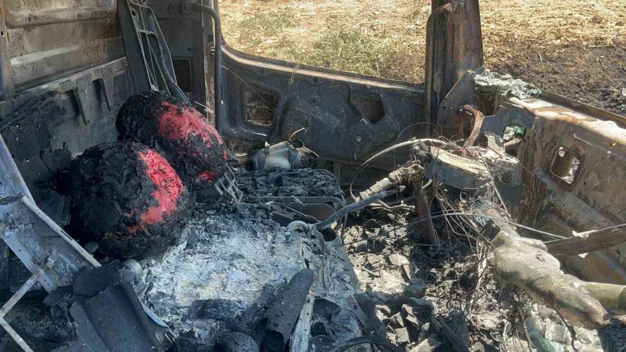 Bilecik’te orman yangınında alevler arasında kalan itfaiye aracı kül olurken,