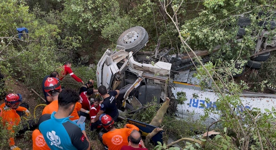 Bursa’nın Gürsu ile Kestel ilçeleri arasındaki orman yangınını söndürmek için