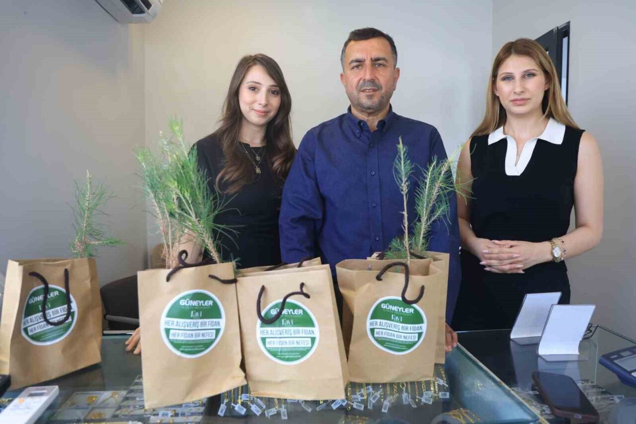 Hatay’da sarraflık yapan Ahmet Güney, ‘Herkesin bir ağacın olsun’ sözüyle