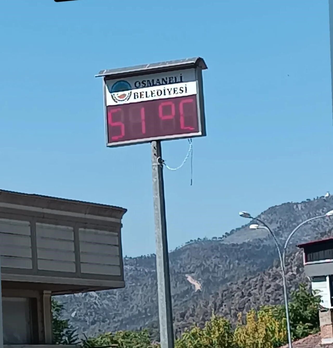 Bilecik’in Osmaneli ilçesinde hava sıcaklığı 51 dereceye ulaştı. Aşırı sıcaklar