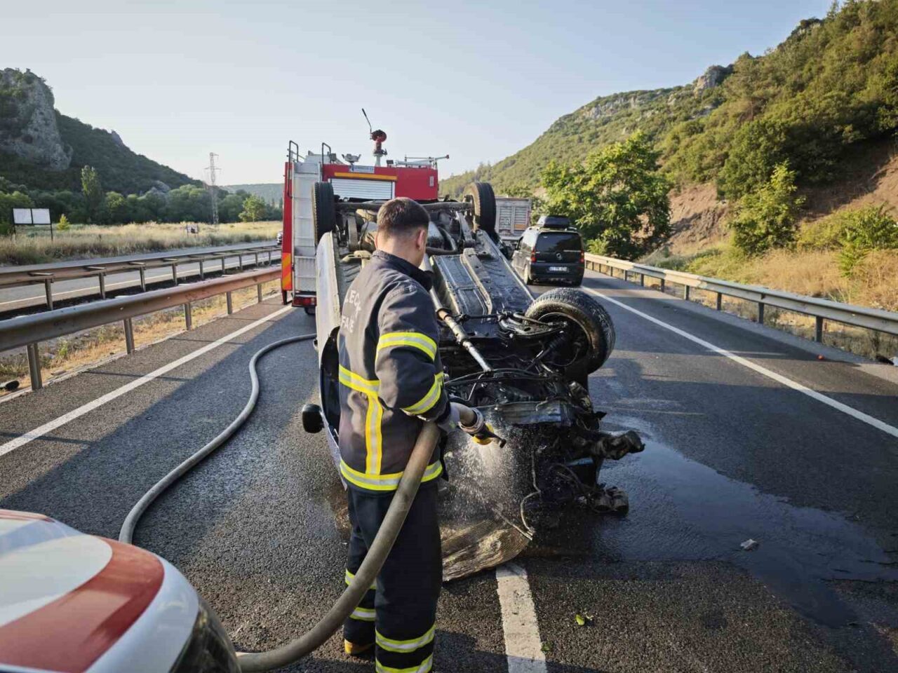 Bilecik’te seyir halinde kontrolden çıkan hafifi ticari araç beton bariyere
