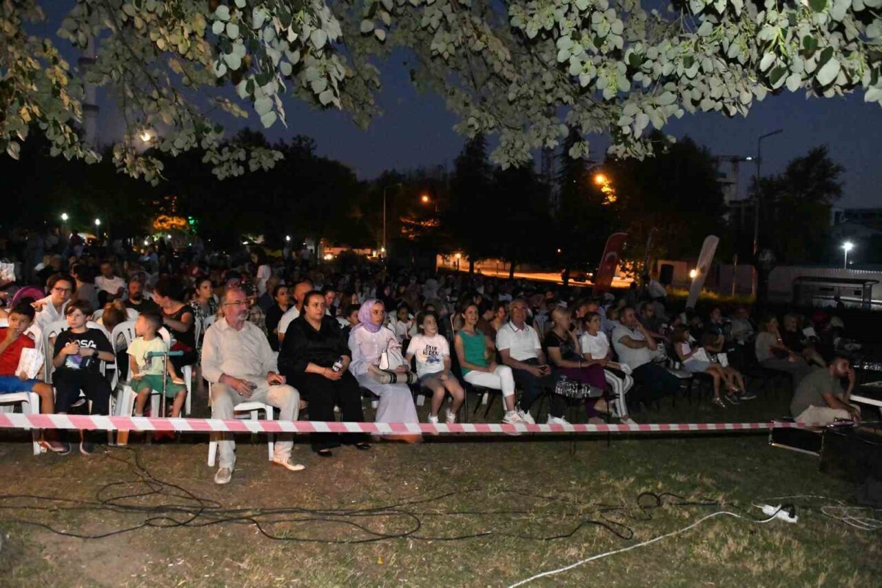 Osmangazi Belediyesi, yaz akşamlarını çocuklar için renkli birer şenliğe dönüştürüyor.