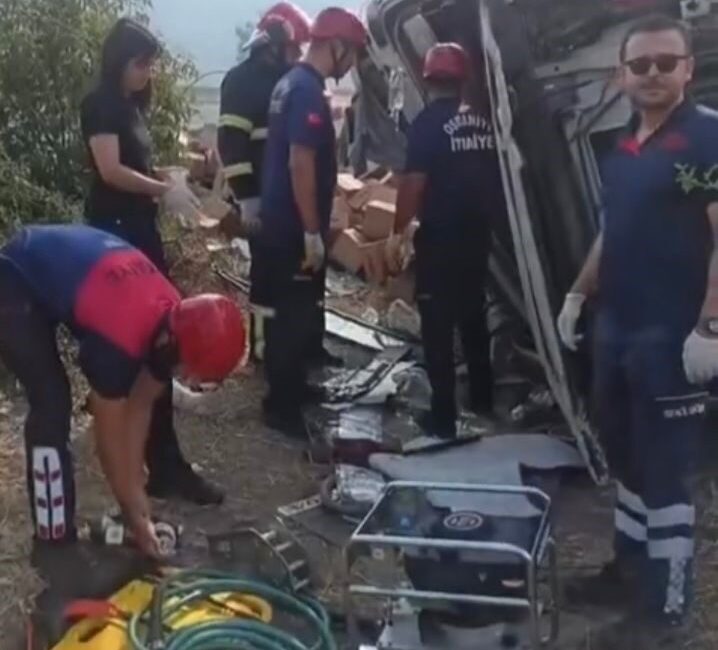 Osmaniye’nin Bahçe ilçesinde sürücüsünün direksiyon hakimiyetini kaybettiği tır şarampole devrildi.