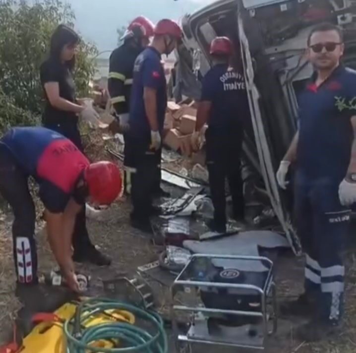 Osmaniye’nin Bahçe ilçesinde sürücüsünün direksiyon hakimiyetini kaybettiği tır şarampole devrildi.