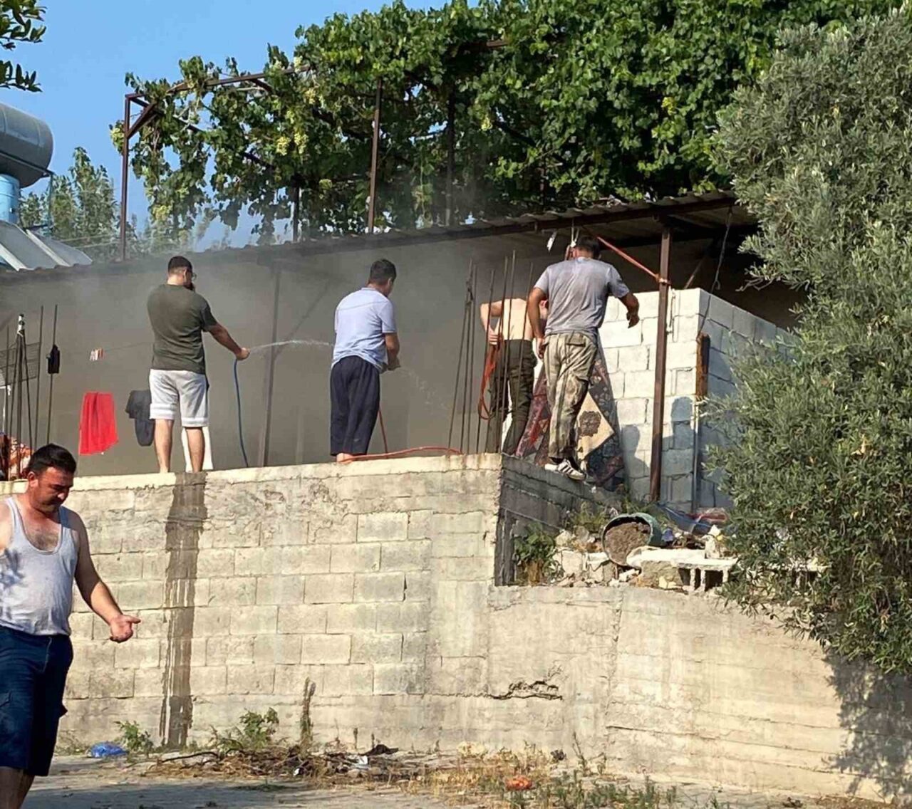 Osmaniye’nin Düziçi ilçesinde bir evde çıkan yangın itfaiye ekiplerinin müdahalesiyle