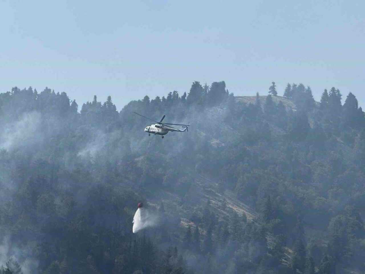 Osmaniye’nin Düziçi ilçesinde çıkan orman yangını, ekiplerin havadan ve karadan