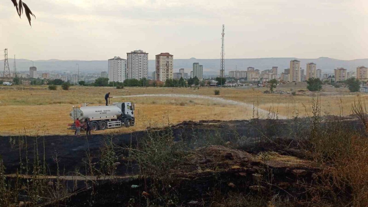 Kayseri’nin Melikgazi ilçesinde boş arazide başlayan anız yangını, evlere sıçramadan
