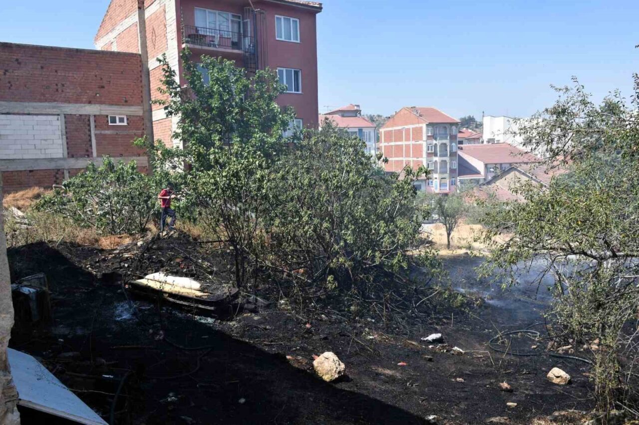 Bilecik’in Söğüt ilçesinde boş arazide henüz bilinmeyen nedenle ot yangını