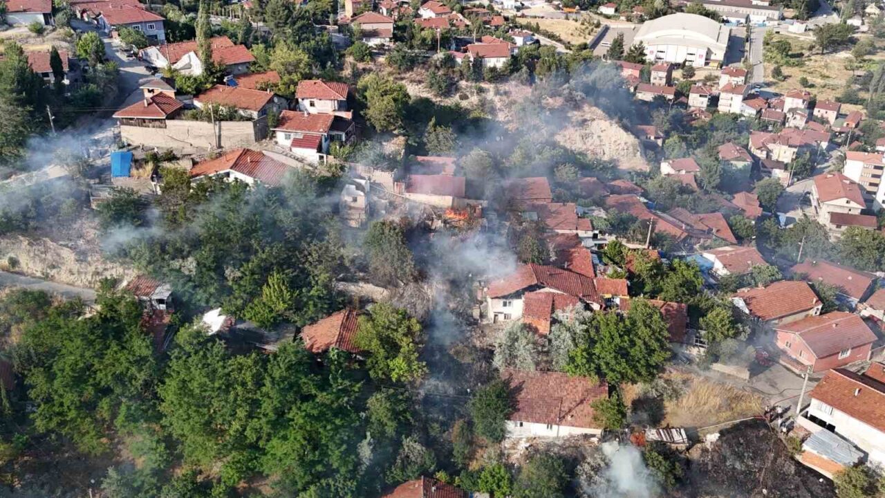 Karabük’te otluk alanda çıkan yangında 2’si metruk olmak üzere 4