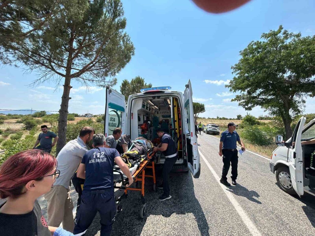 Manisa’nın Demirci ilçesinde sürücüsünün direksiyon hakimiyetini kaybettiği otomobilin ağaca çarpması