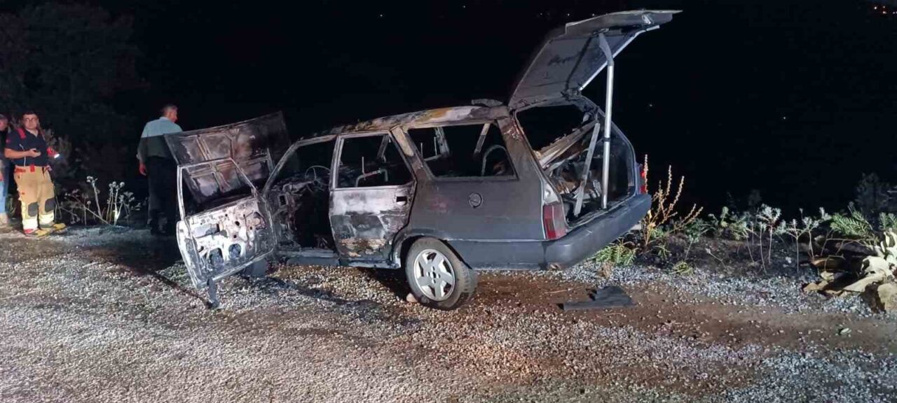 Manisa’nın Alaşehir ilçesinde sürücüsünün farlarını açtığı otomobil seyir halindeyken birden