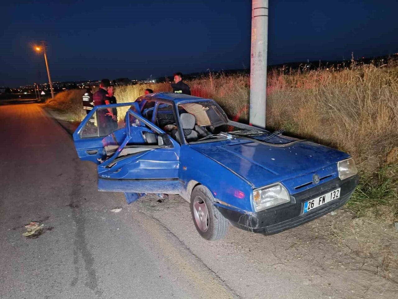Eskişehir’de yüksek hızla seyir halindeki otomobilin aydınlatma direğine çarparak takla