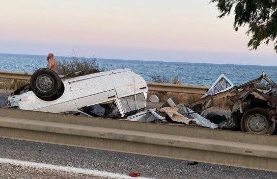 Mersin’in Silifke ilçesinde otomobilin bariyerlere çarpması sonucu hurdaya dönen araçta