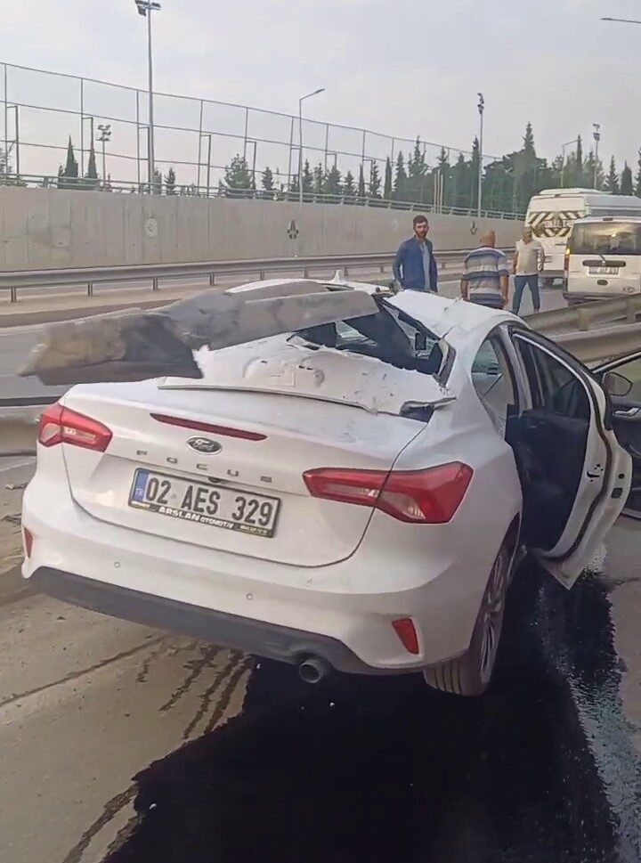Adıyaman’da, kontrolden çıkan otomobilin bariyerlere çarpması sonucu bariyer otomobilin içerisinden