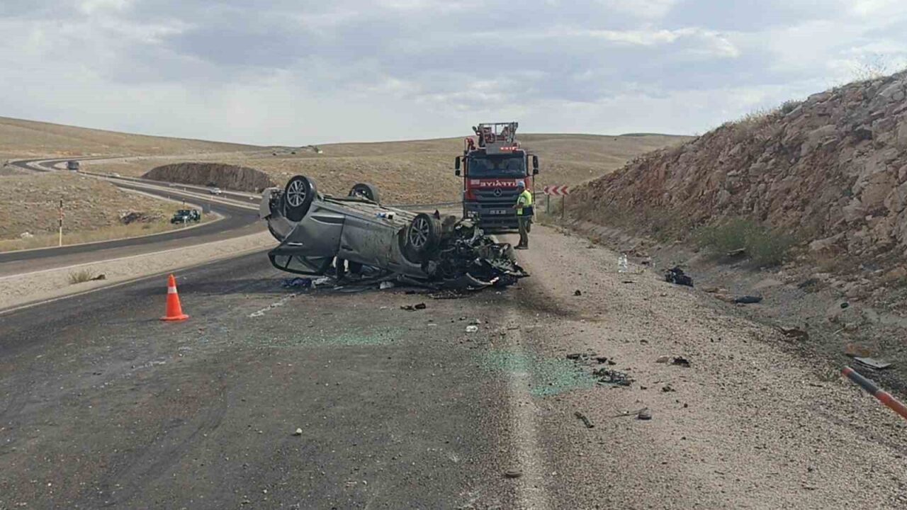 Sivas’ta kontrolden çıkan otomobilin devrilmesi sonucu meydana gelen kazada 5