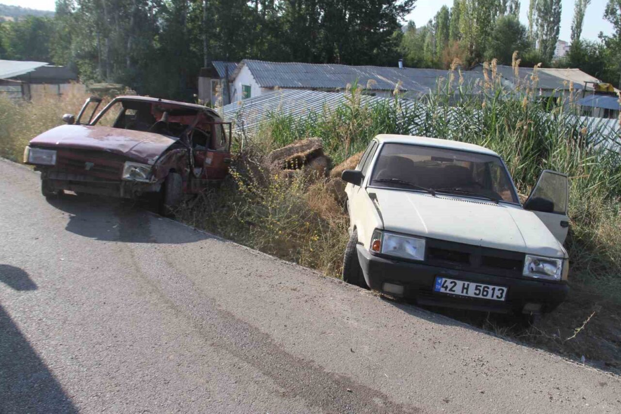 Konya’nın Beyşehir ilçesinde seyir halindeki otomobilin emniyet şeridinde park halinde