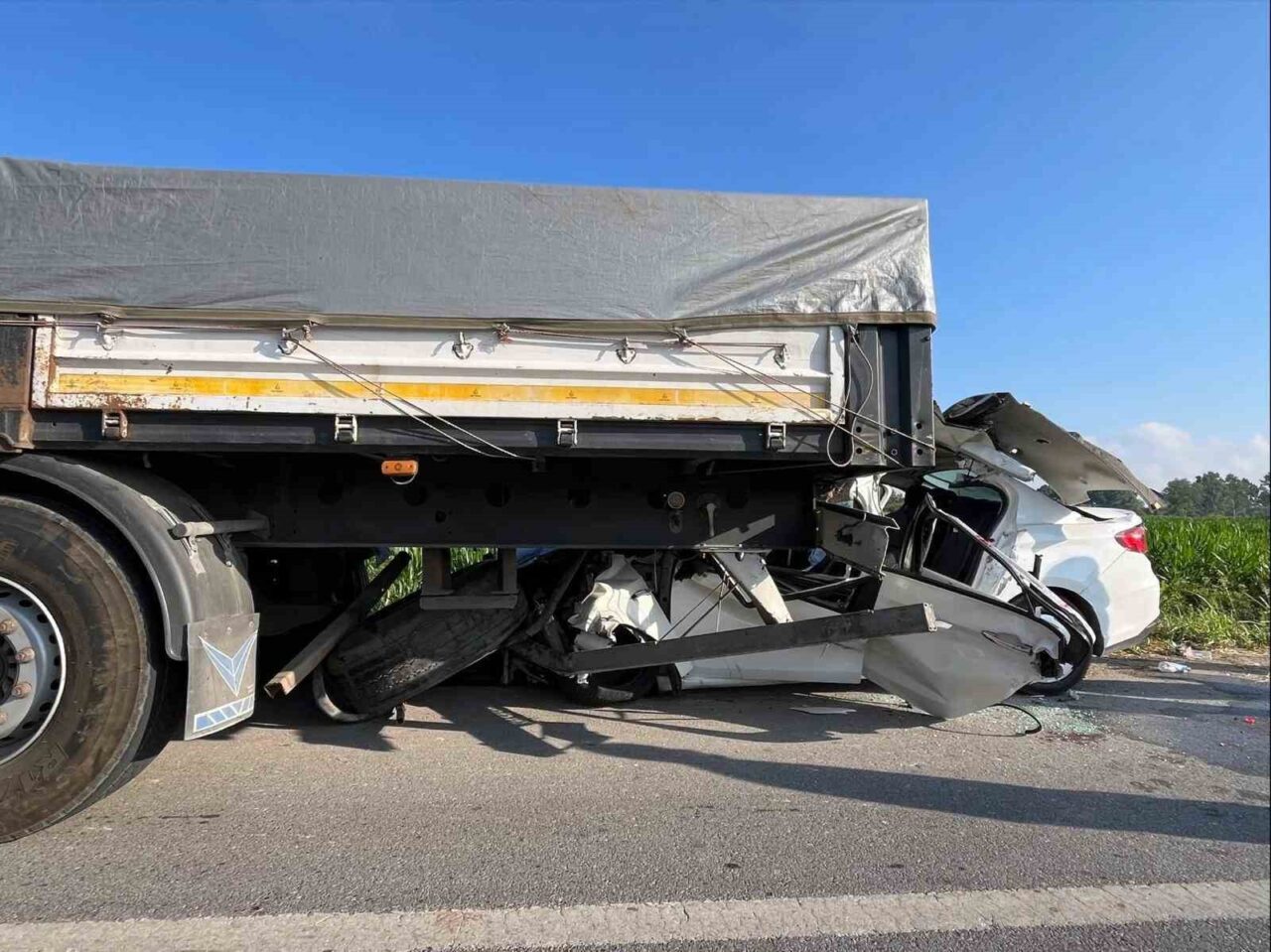 Sakarya’nın Karasu ilçesi D-650 kara yolunda otomobil, tıra adeta ok