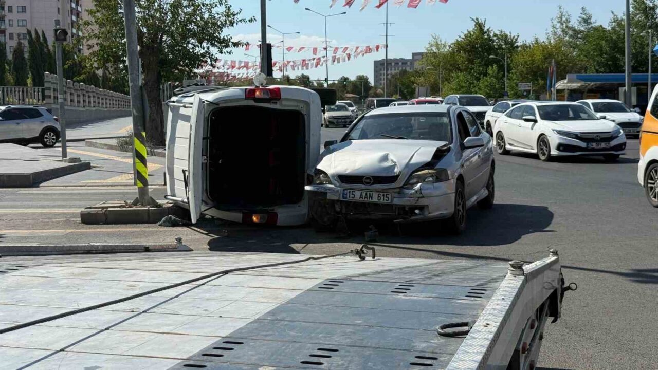 Diyarbakır’ın Yenişehir ilçesinde hafif ticari araç ile otomobilin çarpıştığı kazada