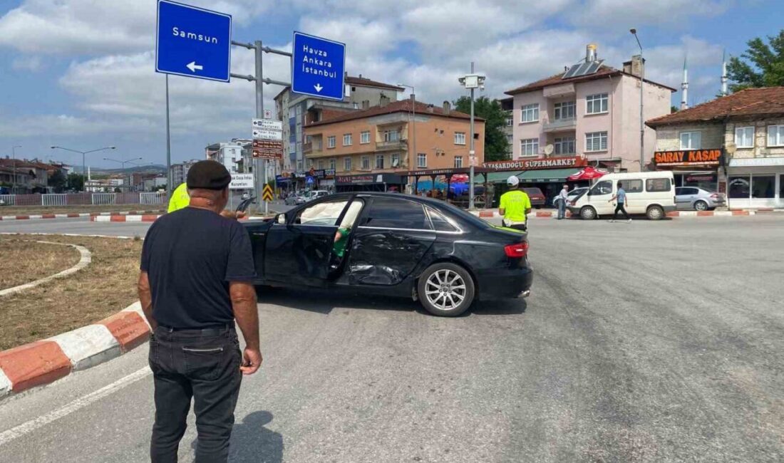 Samsun’un Kavak ilçesinde otomobil ile minibüsün çarpıştığı kaza maddi hasarla