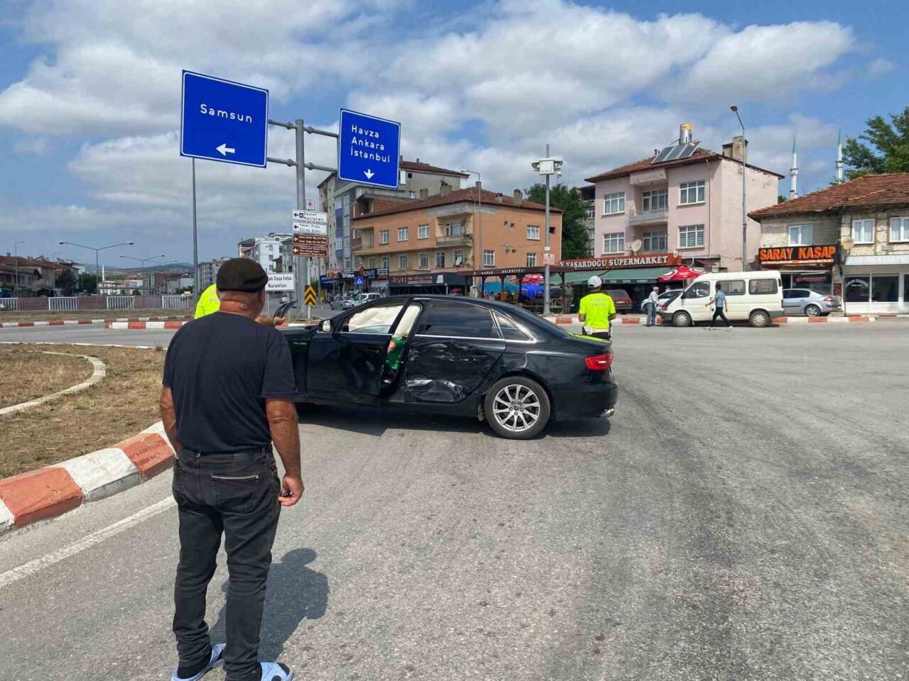 Samsun’un Kavak ilçesinde otomobil ile minibüsün çarpıştığı kaza maddi hasarla