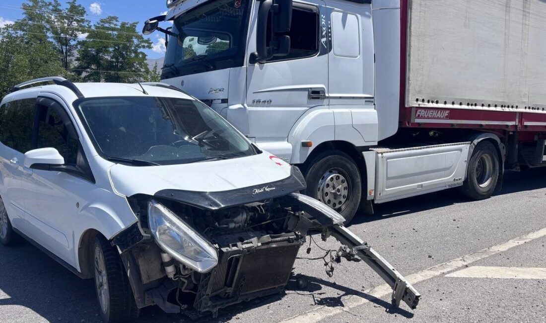 Erzincan-Erzurum kara yolunda otomobille tır çarpıştı. Kazada 2 kişi yaralandı.