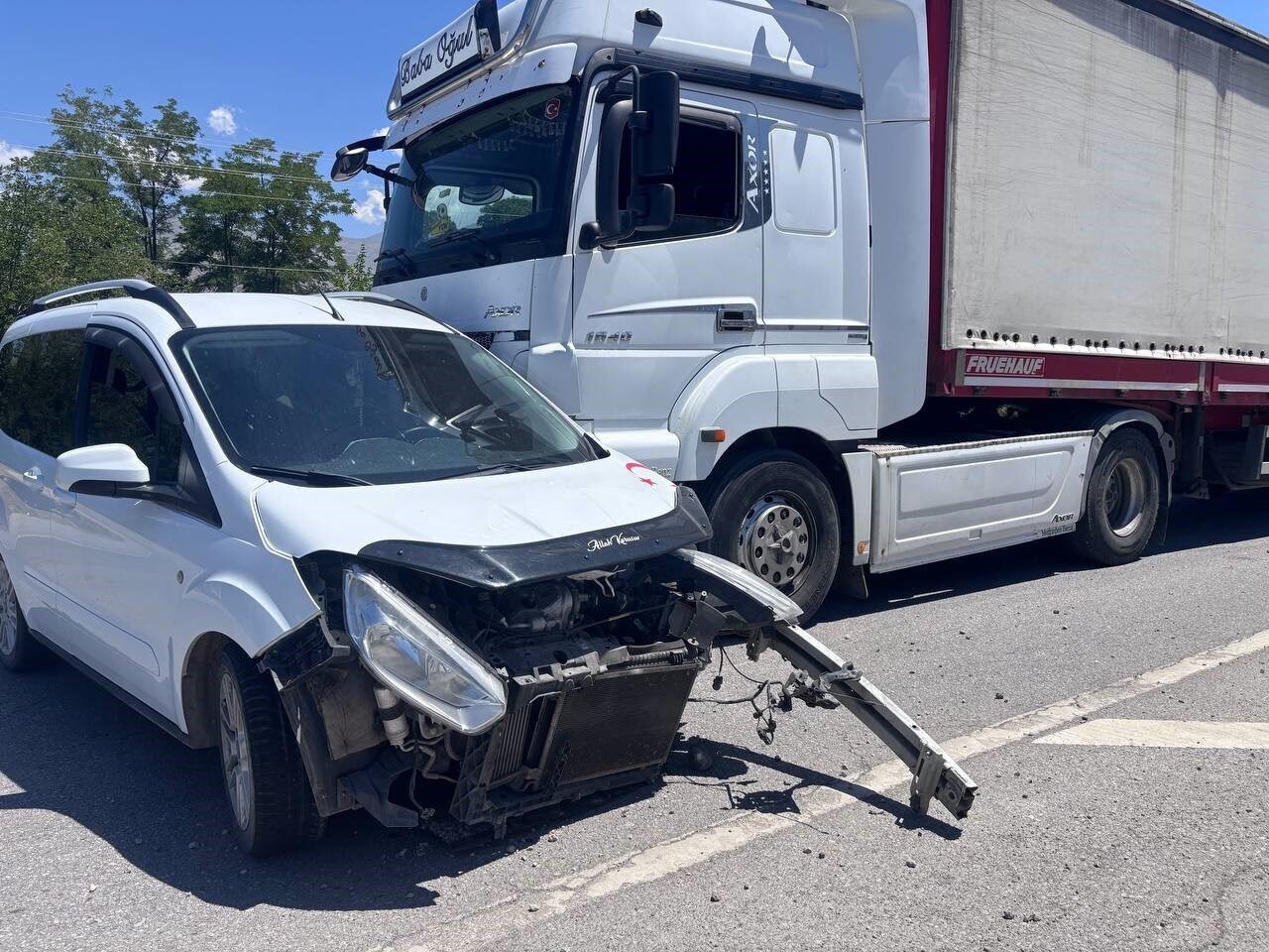 Erzincan-Erzurum kara yolunda otomobille tır çarpıştı. Kazada 2 kişi yaralandı.