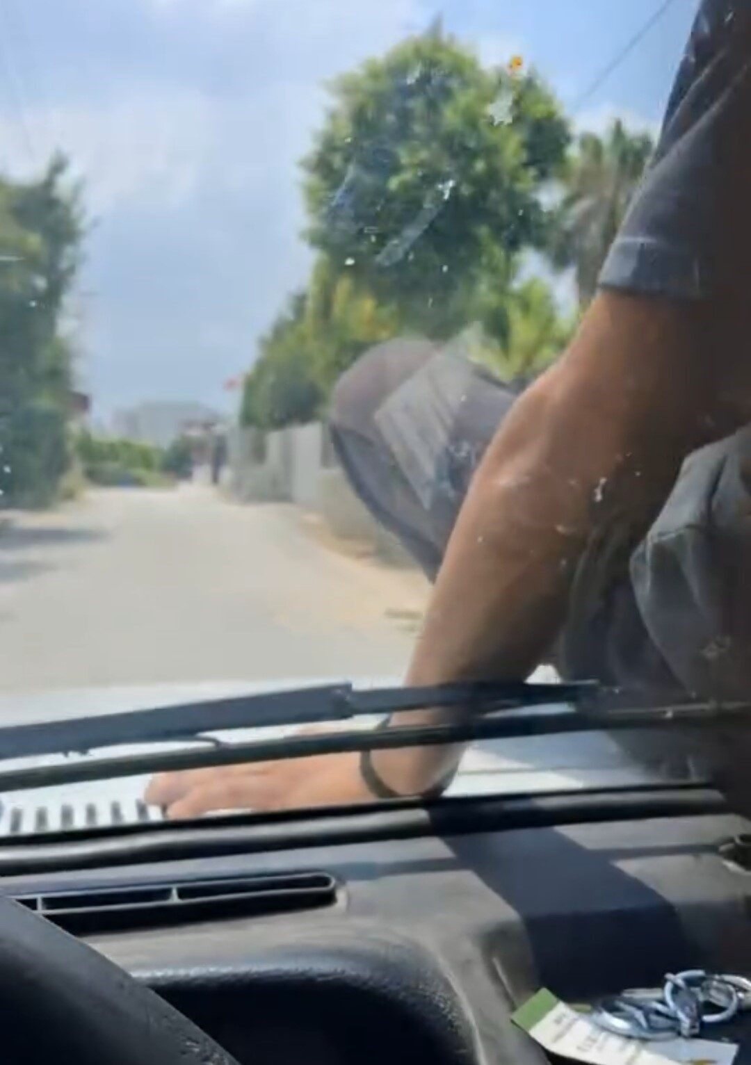 Adana’da bir kişinin otomobilin kaputunda yolculuk yapması görenleri hayrete düşürdü.