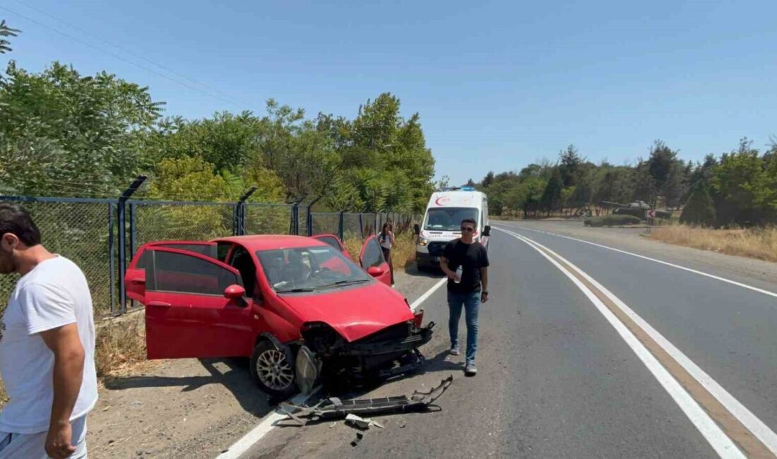 Tekirdağ Çorlu’da sürücüsünün direksiyon hakimiyetini kaybettiği otomobil kışla duvarına çarptı.