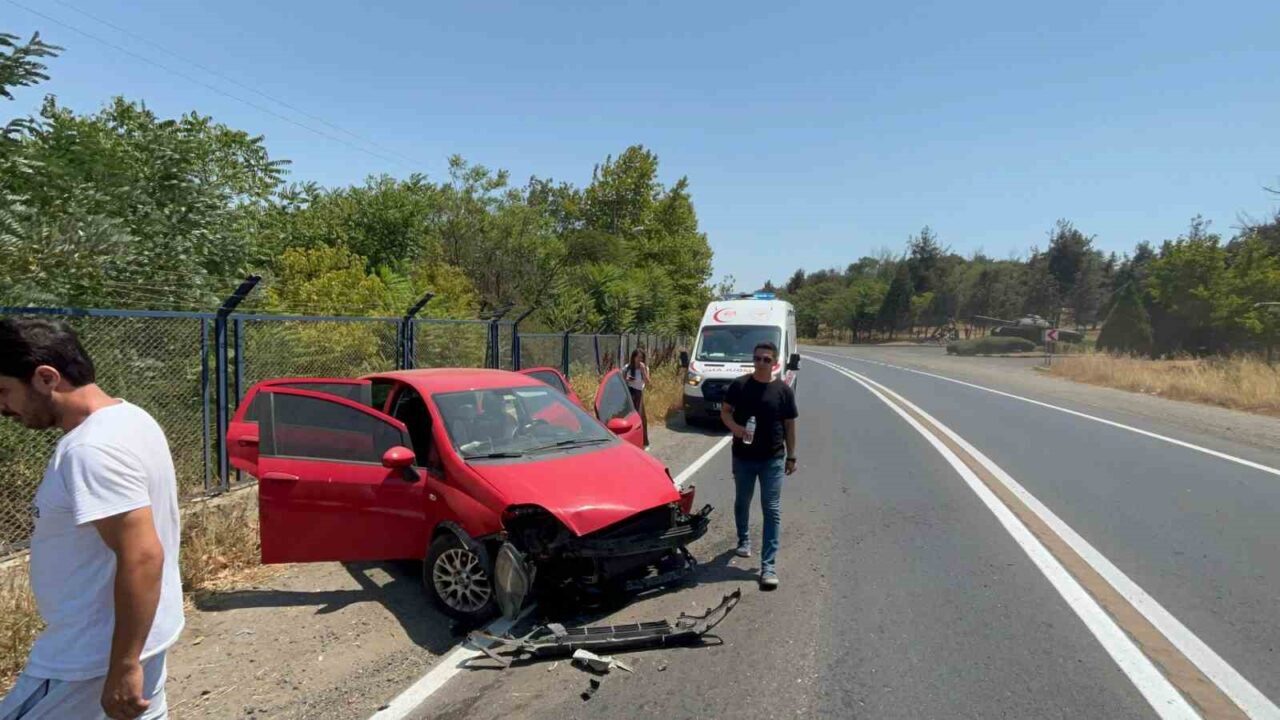 Tekirdağ Çorlu’da sürücüsünün direksiyon hakimiyetini kaybettiği otomobil kışla duvarına çarptı.