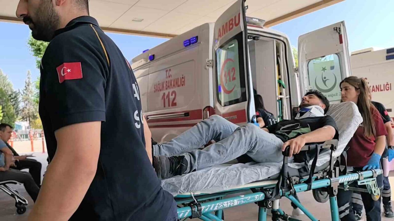 Bursa’nın İnegöl ilçesinde meydana gelen kazada kontrolden çıkan otomobil direğe