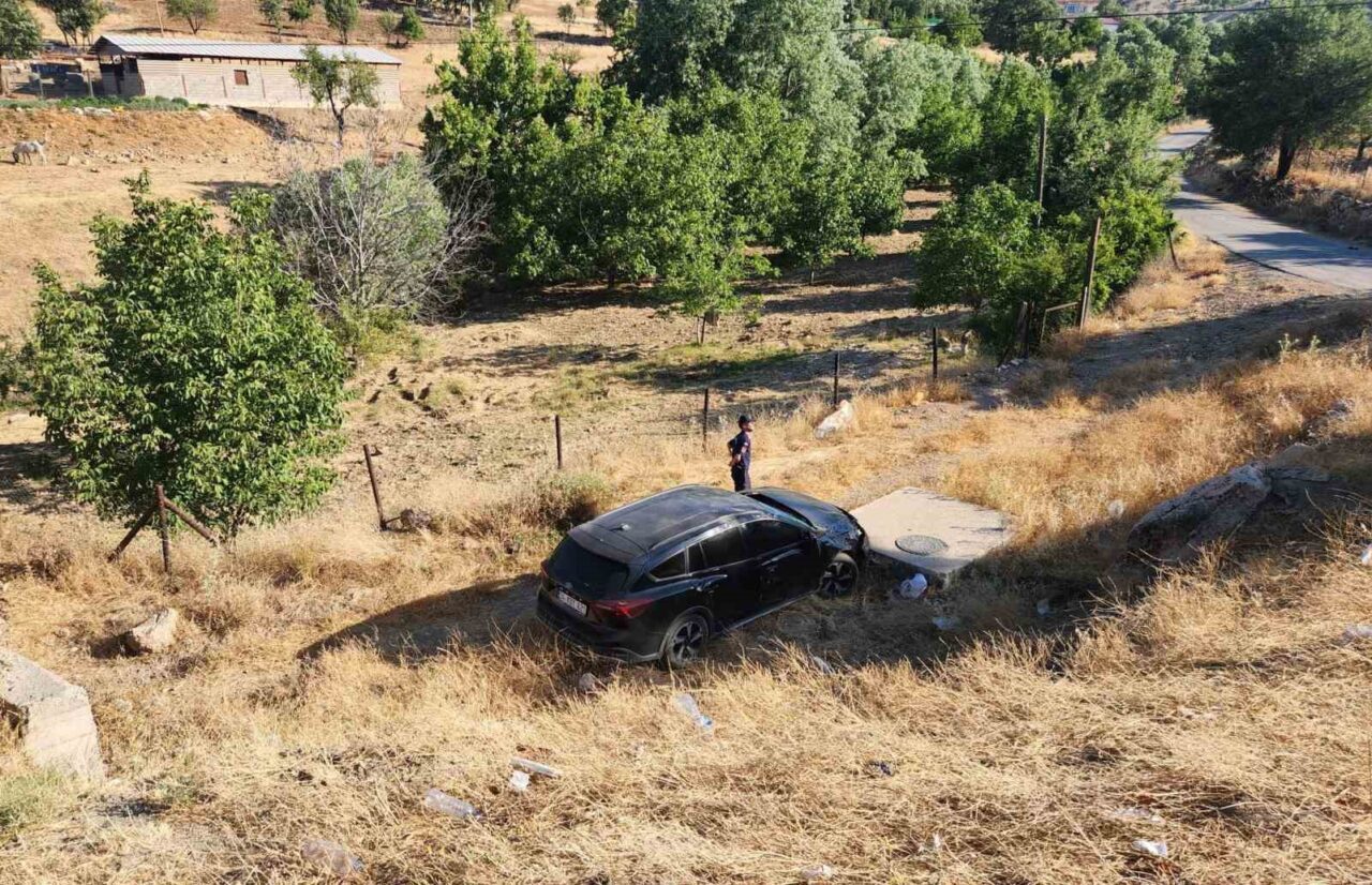 Adıyaman’ın Gölbaşı ilçesinde otomobilin şarampole yuvarlanması sonucu 3 kişi yaralandı.