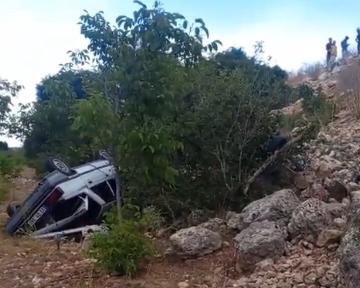 Mersin’in Erdemli ilçesinde otomobilin şarampole yuvarlanması sonucu meydana gelen kazada