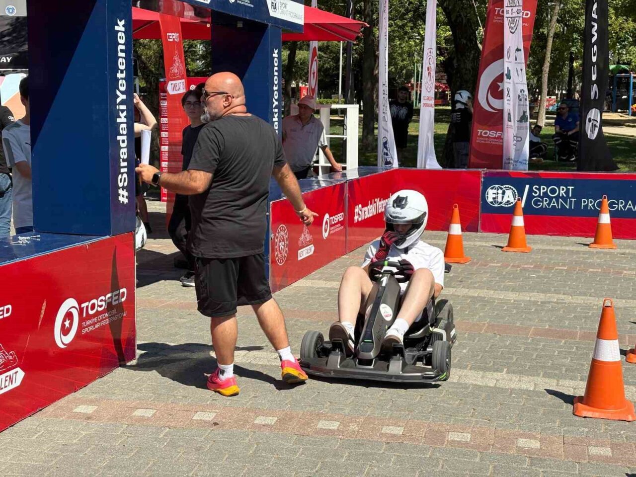 Uluslararası Otomobil Federasyonu (FIA) desteğiyle hayata geçirilen ve 12-16 yaş