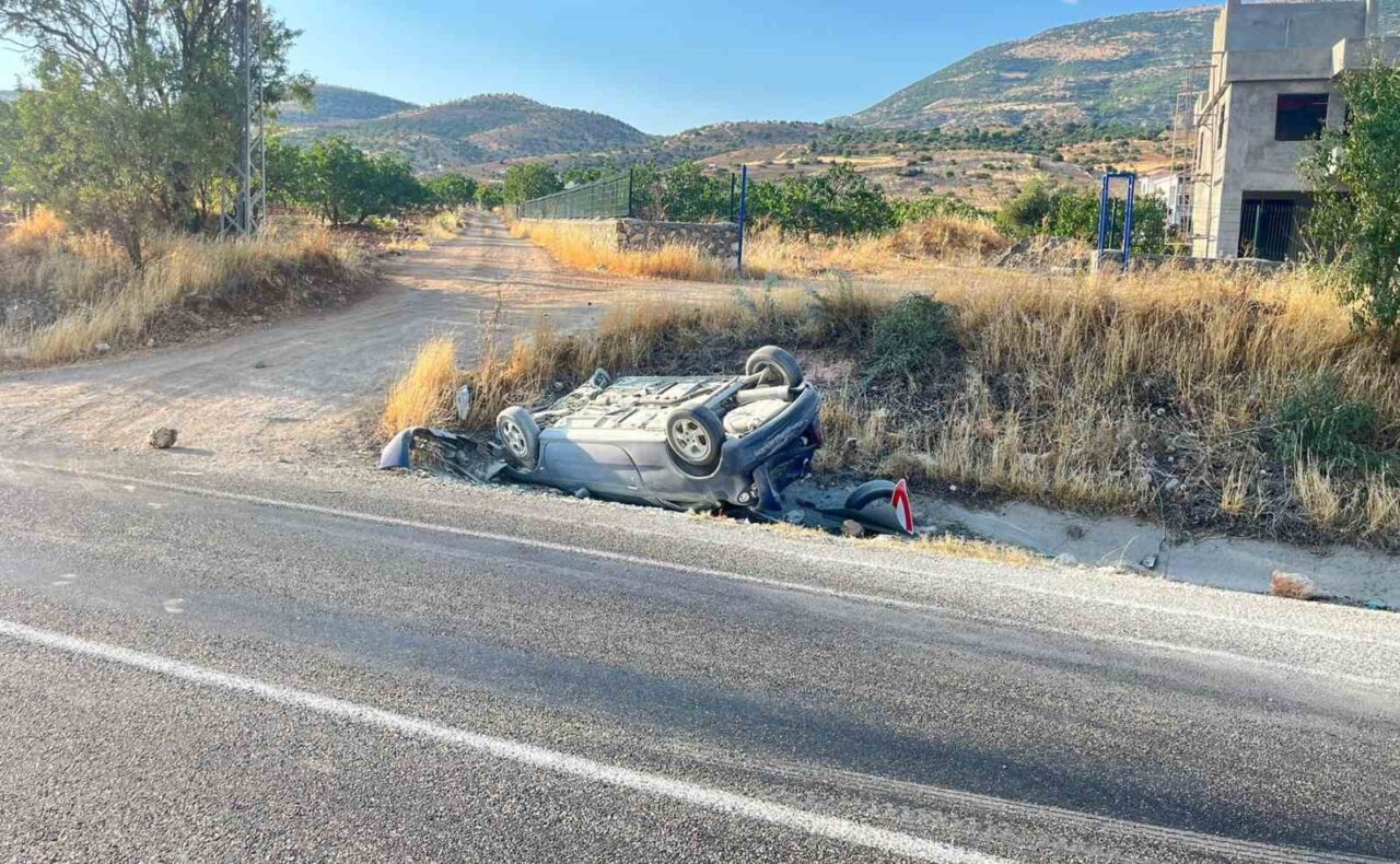 Adıyaman’da direksiyon hakimiyeti kaybolan otomobilin takla atması sonucu sürücü yaralandı.