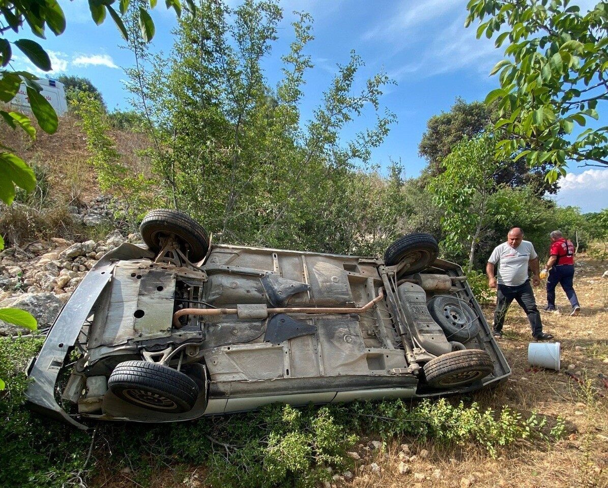 Mersin’in Erdemli ilçesinde sürücüsünün kontrolünden çıkan otomobil, yaklaşık 20 metre