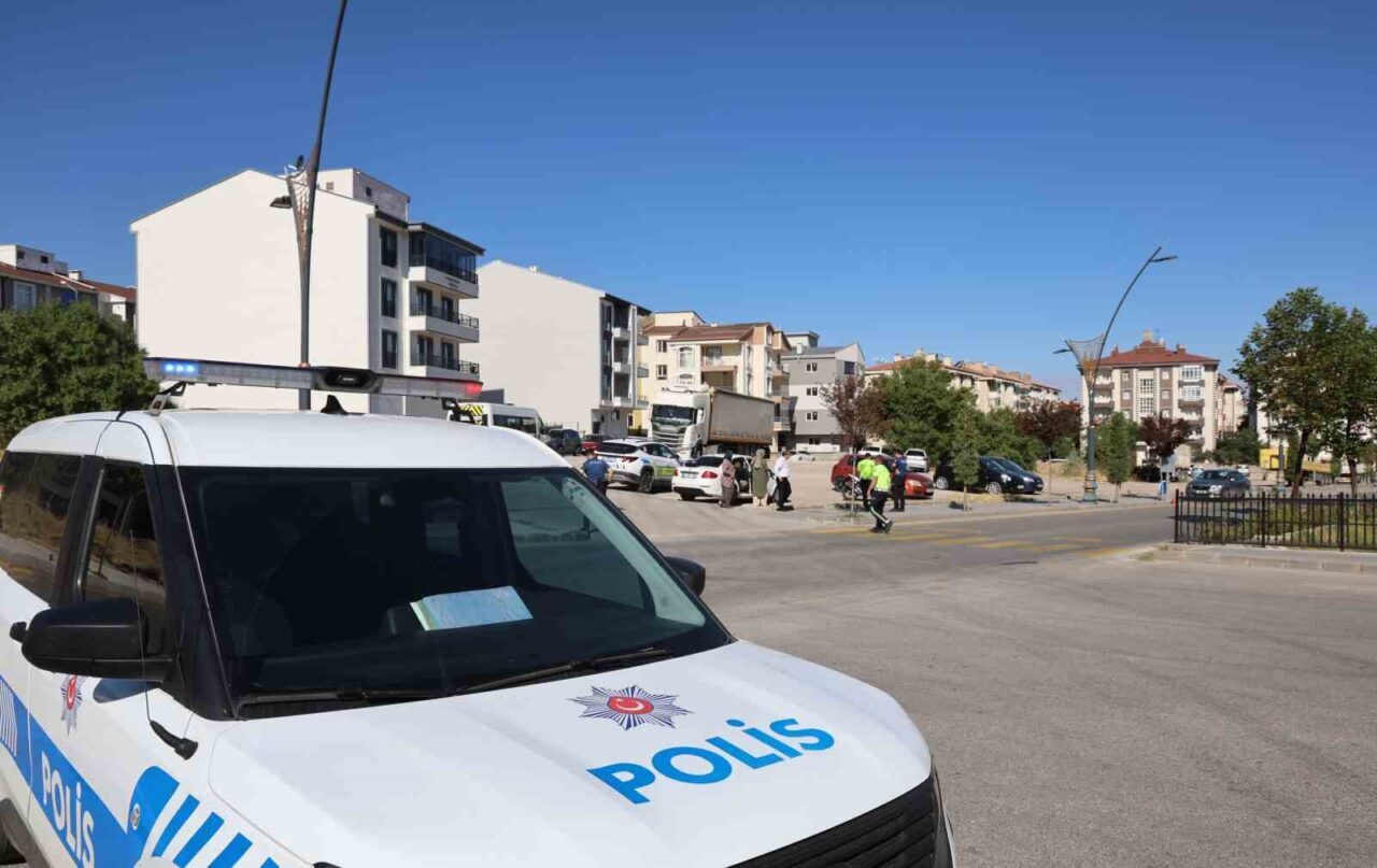 Nevşehir’de otomobil yaya geçidinden geçen yayaya çarptı. Yayanın yaralandığı kazayı