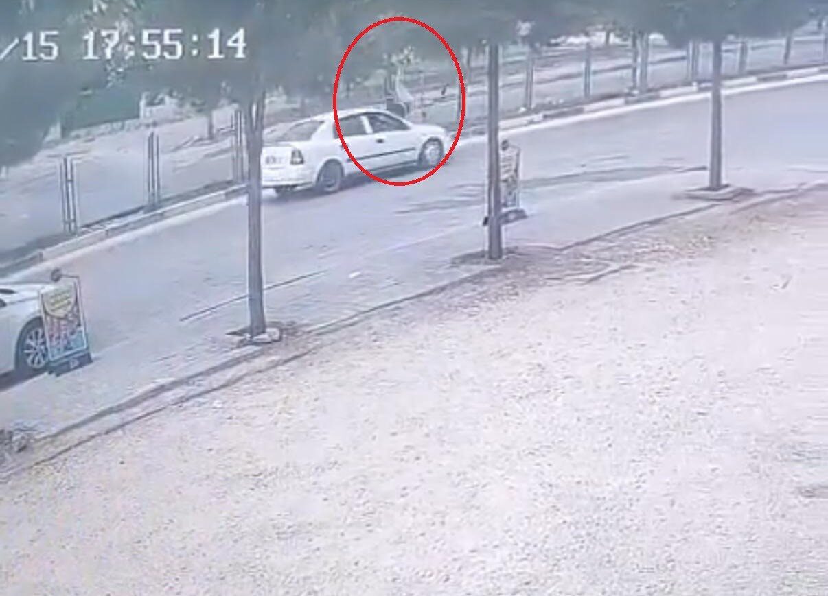 Diyarbakır’ın Ergani ilçesinde hızla yolun karşısına geçmeye çalışan yayaya otomobilin