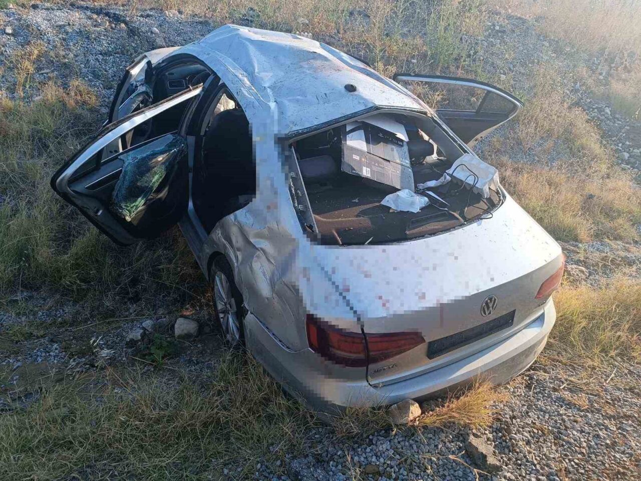 Manisa’nın Salihli ilçesinde sürücüsünün kontrolünden çıkan otomobilin zeytin bahçesine uçması