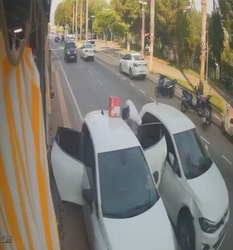 Antalya’nın Manavgat ilçesinde seyir halindeki bir aracın malzeme indirmek için