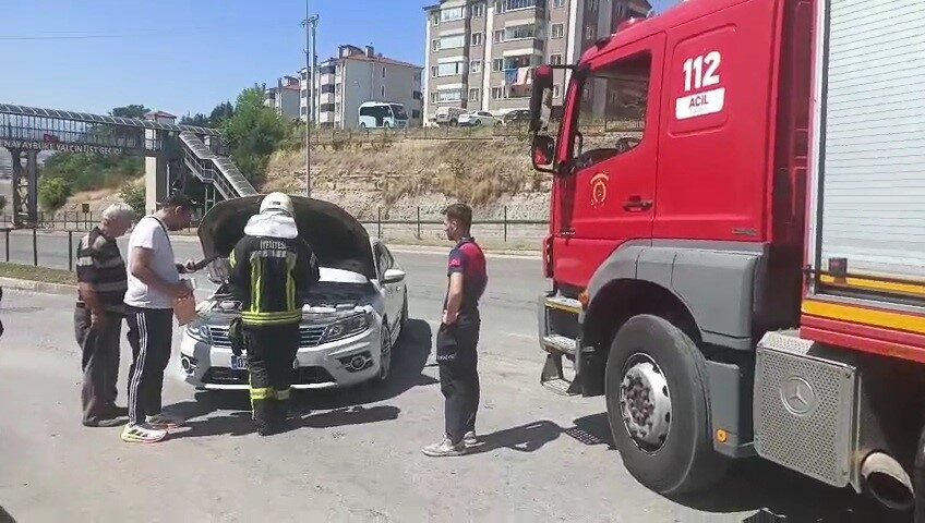Karabük’ün Safranbolu ilçesinde seyir halindeki otomobilin motor kısmından yükselen dumanlar