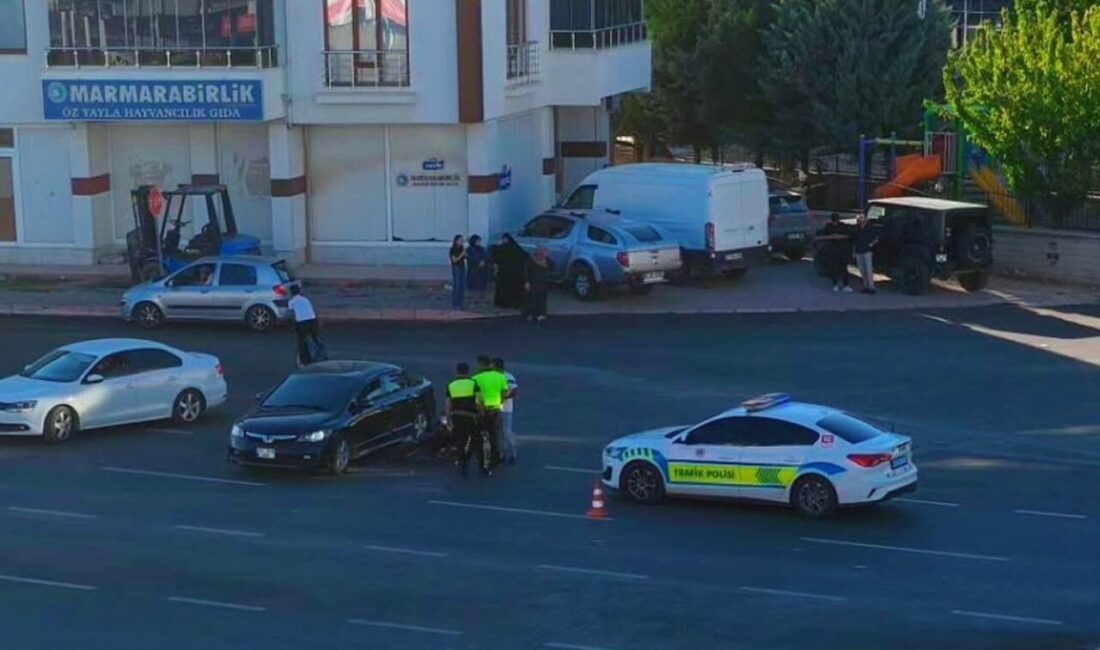 Elazığ’da otomobile çarpan motosikletin sürücüsü yaralanırken o anlar güvenlik kameralarına