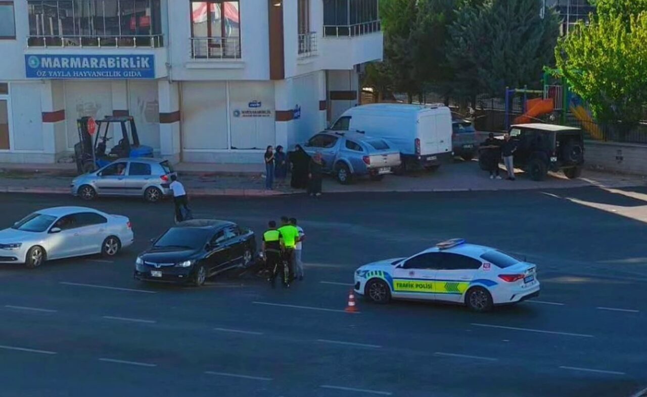 Elazığ’da otomobile çarpan motosikletin sürücüsü yaralanırken o anlar güvenlik kameralarına