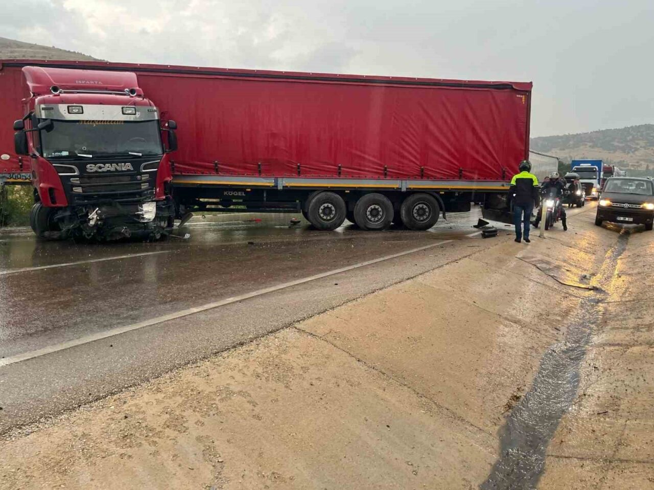 Afyonkarahisar’da yağmurdan dolayı kayarak kontrolden çıkan tır önündeki otomobile çarptı.