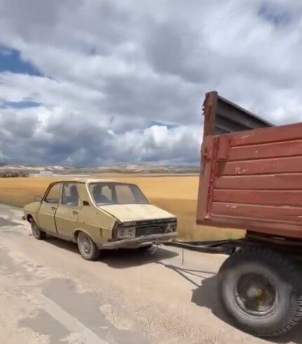 Eskişehir’in Alpu ilçesinde plakasız bir otomobil, arkasına bağladığı traktör römorku