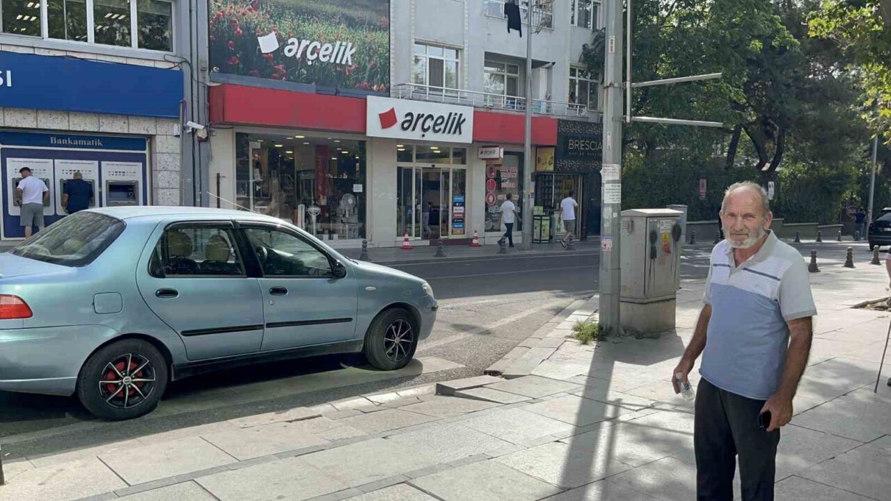 İstanbul’dan Çorlu’ya gelen bir vatandaşın otomobili, yolcu durağında arıza yaptı.