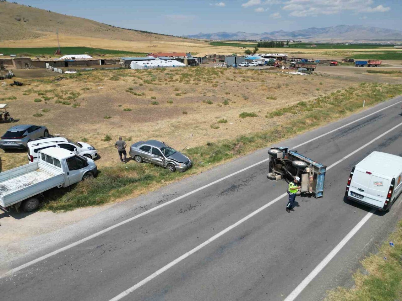 Afyonkarahisar’da otomobilin çarptığı patpat yol ortasına devrilirken kazada şans eseri