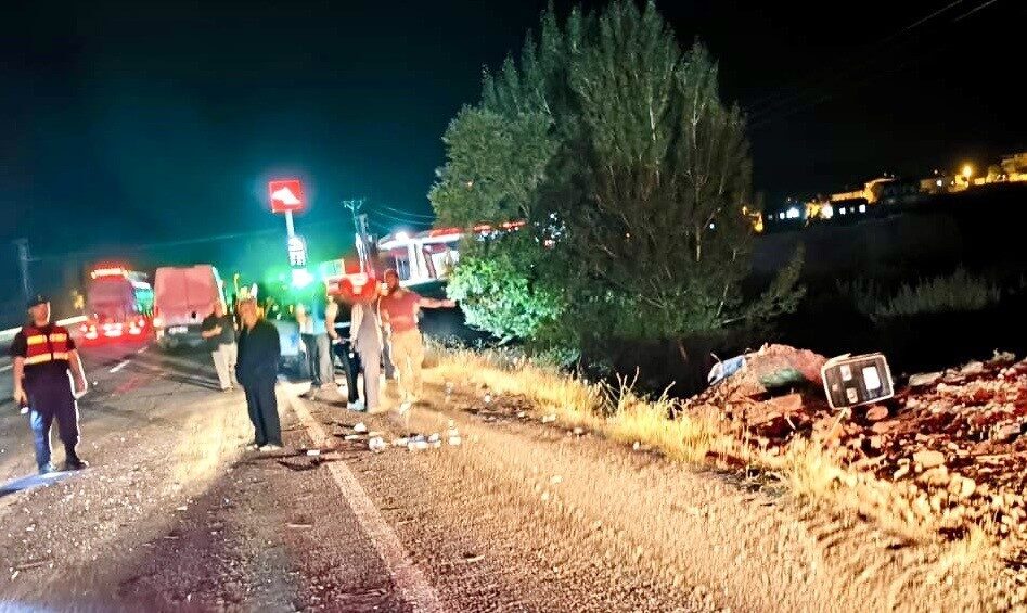 Malatya’nın Doğanşehir ilçesinde meydana gelen trafik kazasında otomobilin traktöre çarpması