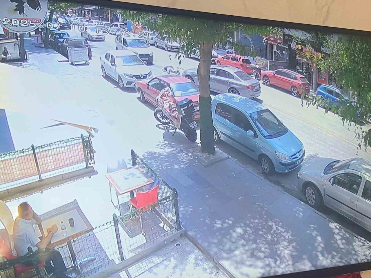 Ankara’nın Yenimahalle ilçesinde karşıya geçmek isteyen yayaya otomobil çarptı. Yaşanan