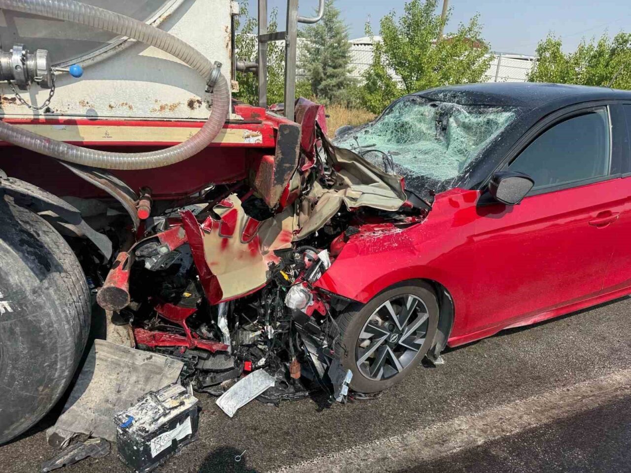 Afyonkarahisar’da otomobilin süt tankerine arkadan çarptığı kazada bir kişi ağır